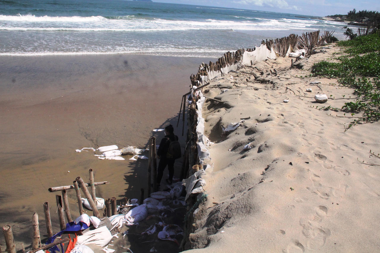 Xót xa hàng trăm mét bờ biển tốp 25 châu Á sạt lở nghiêm trọng