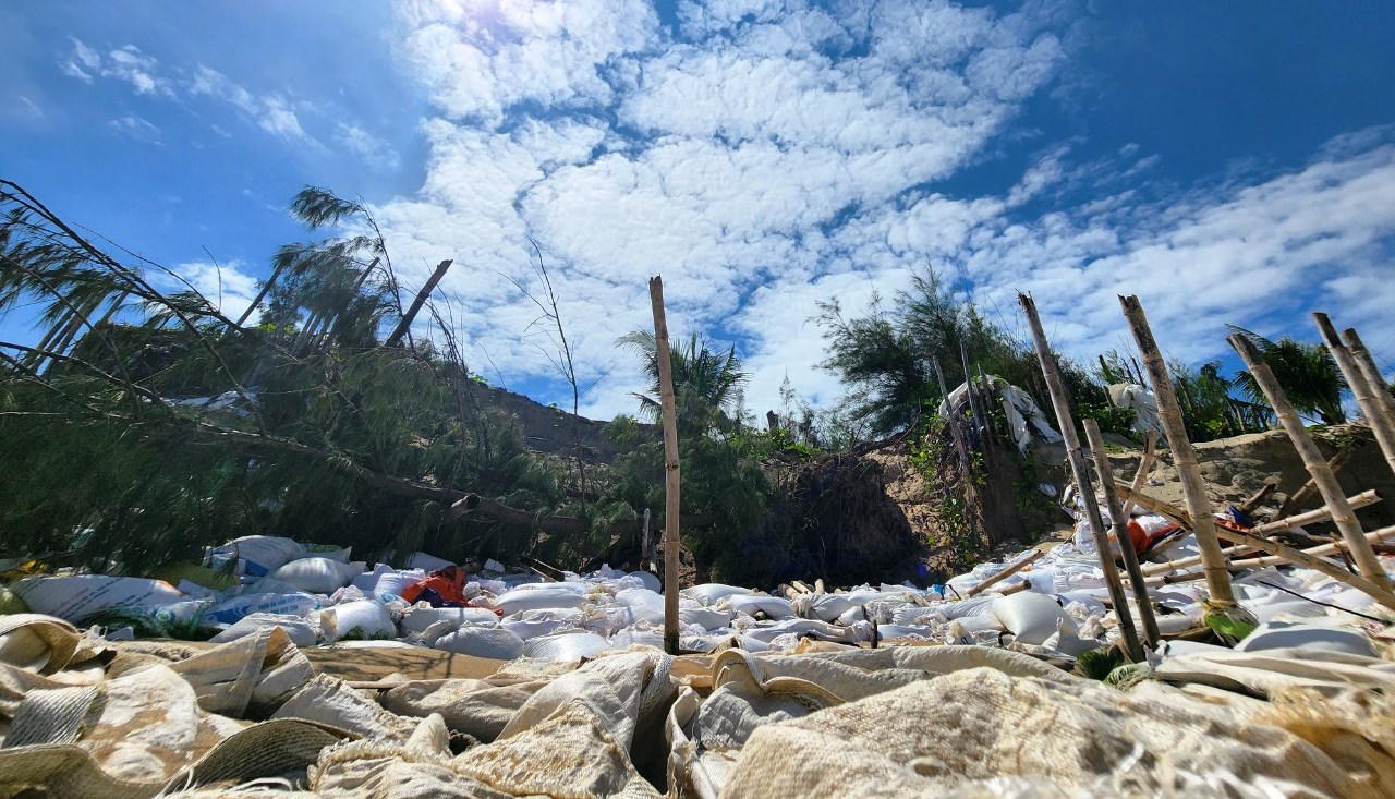 Xót xa hàng trăm mét bờ biển tốp 25 châu Á sạt lở nghiêm trọng