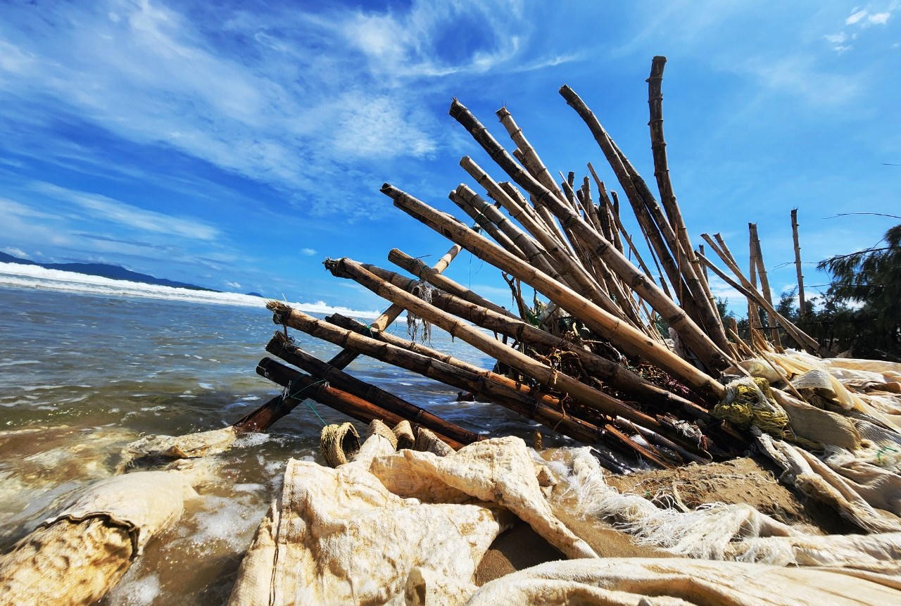 Xót xa hàng trăm mét bờ biển tốp 25 châu Á sạt lở nghiêm trọng