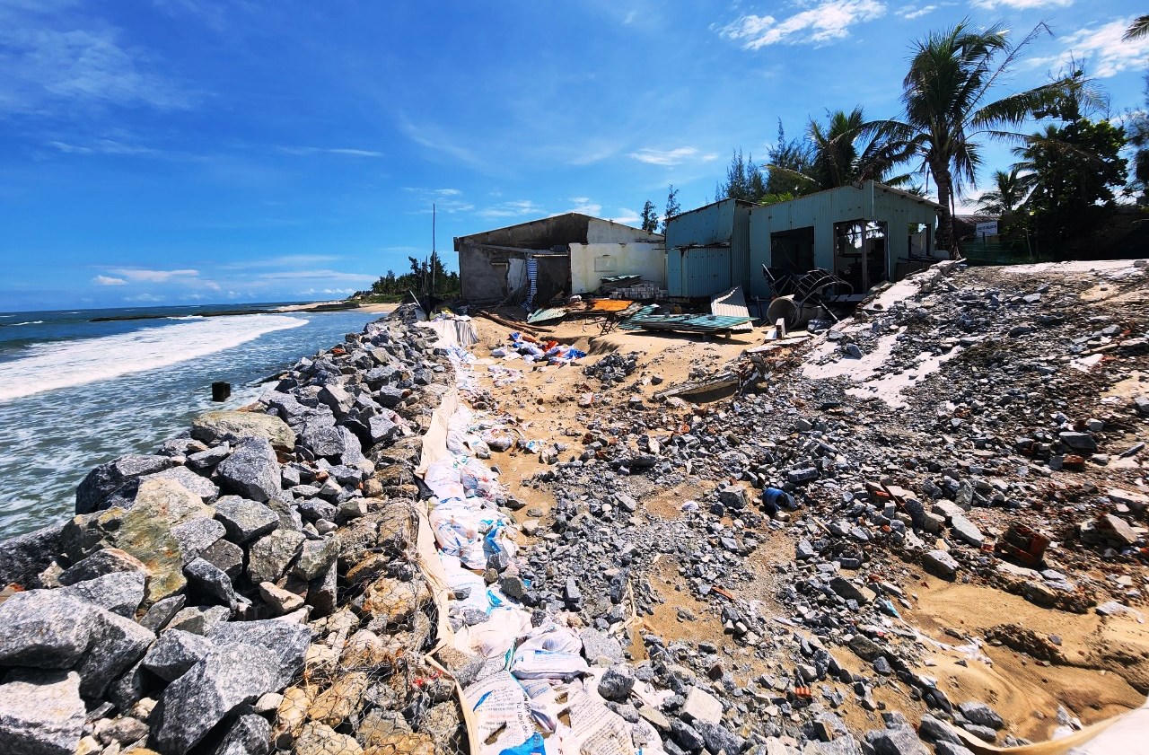 Xót xa hàng trăm mét bờ biển tốp 25 châu Á sạt lở nghiêm trọng