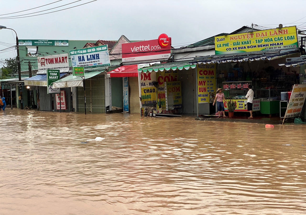 Vùng 'rốn lũ' Quảng Nam ngập sâu, người dân lội nước đi khám bệnh