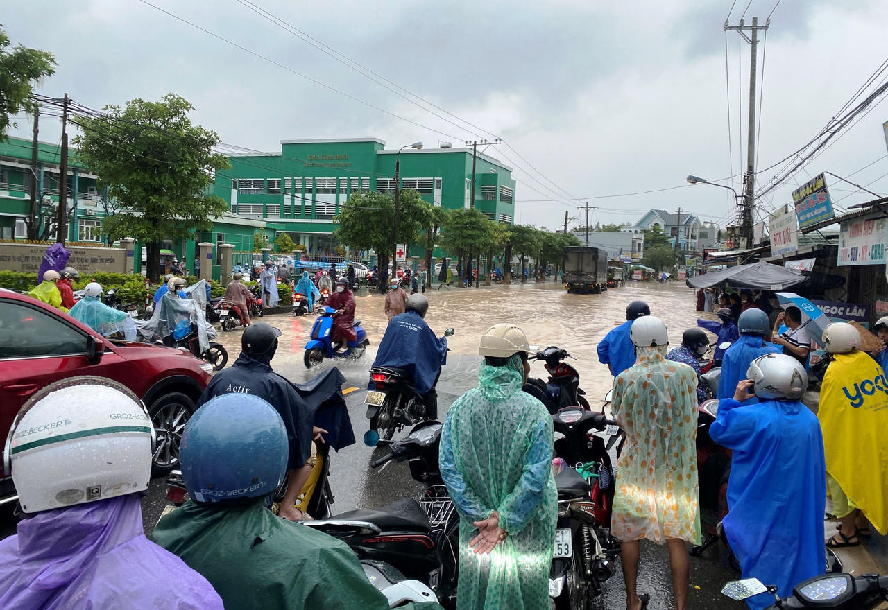 Vùng 'rốn lũ' Quảng Nam ngập sâu, người dân lội nước đi khám bệnh