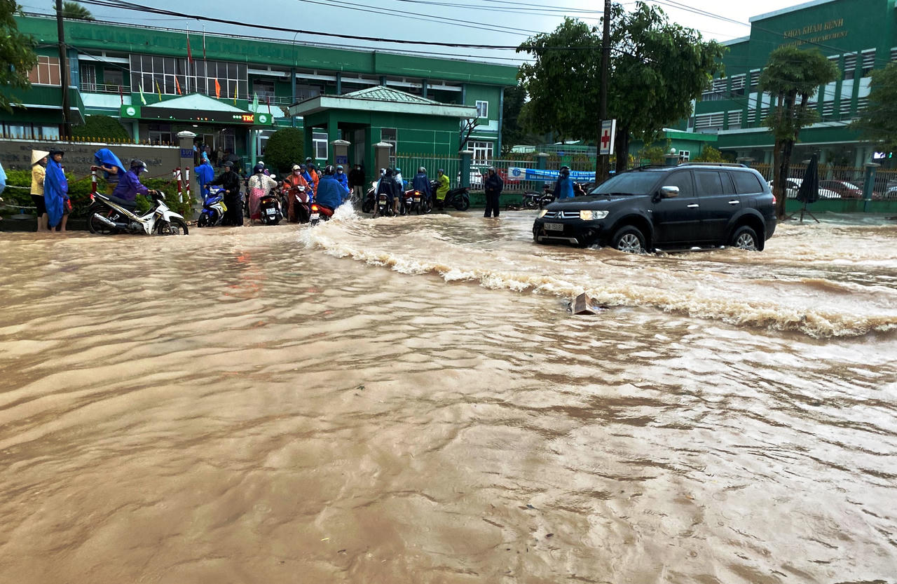 Vùng 'rốn lũ' Quảng Nam ngập sâu, người dân lội nước đi khám bệnh