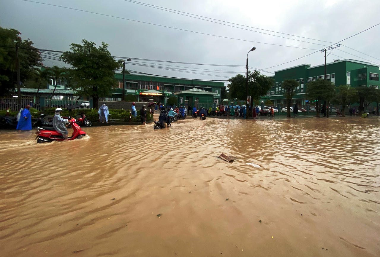 Vùng 'rốn lũ' Quảng Nam ngập sâu, người dân lội nước đi khám bệnh
