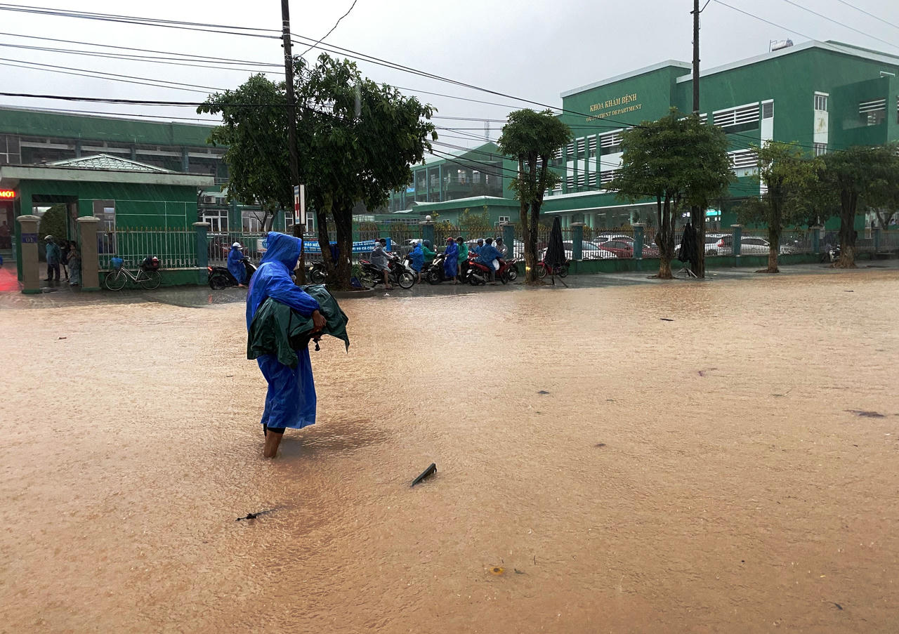 Vùng 'rốn lũ' Quảng Nam ngập sâu, người dân lội nước đi khám bệnh