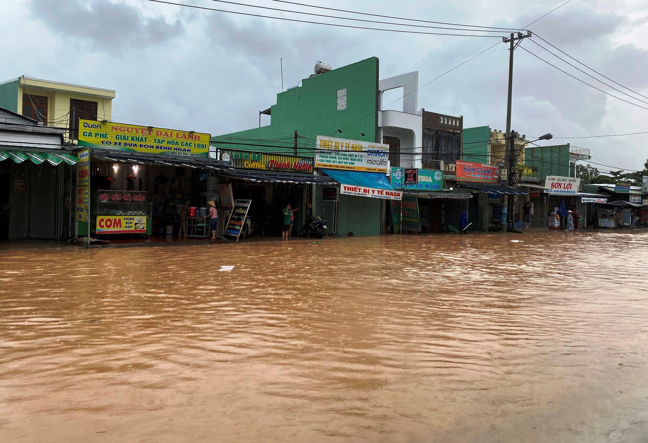 Vùng 'rốn lũ' Quảng Nam ngập sâu, người dân lội nước đi khám bệnh