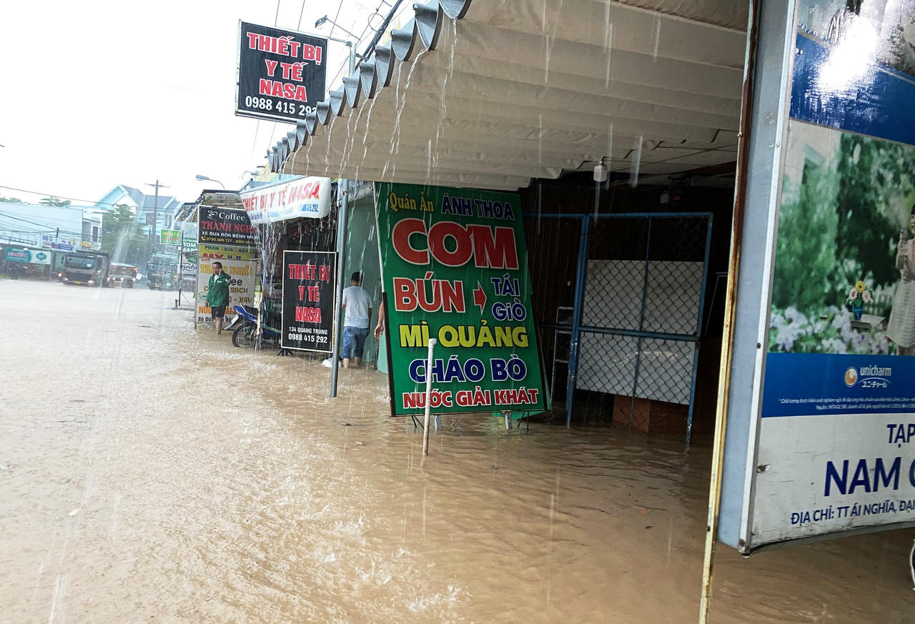 Vùng 'rốn lũ' Quảng Nam ngập sâu, người dân lội nước đi khám bệnh