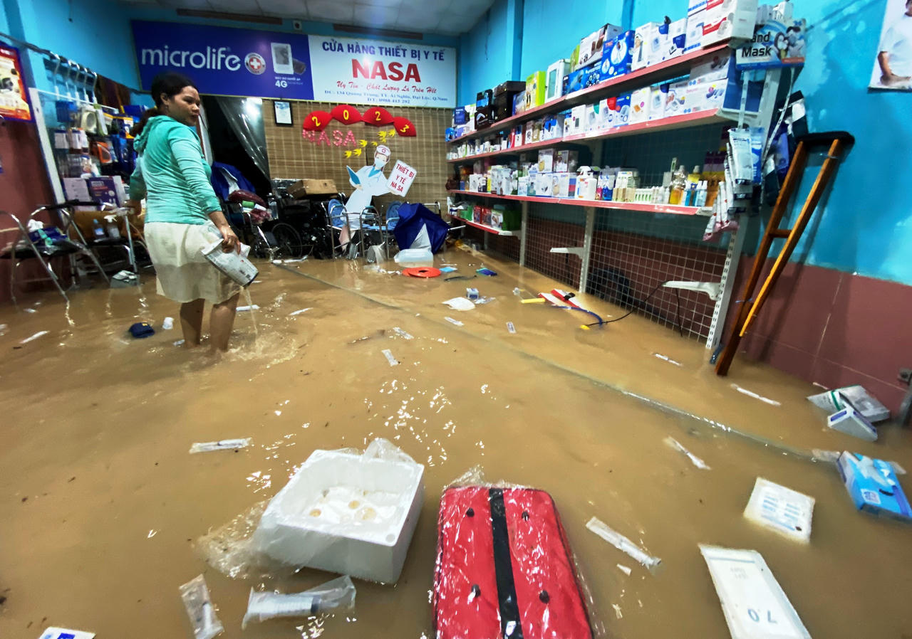 Vùng 'rốn lũ' Quảng Nam ngập sâu, người dân lội nước đi khám bệnh