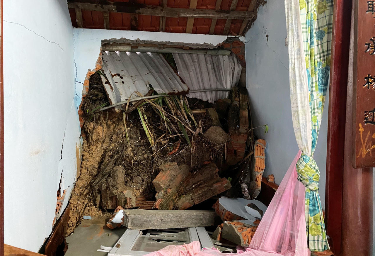 Đất đá tràn xuống do mưa lớn gây sập nhà dân vùng 'rốn lũ' ở Quảng Nam