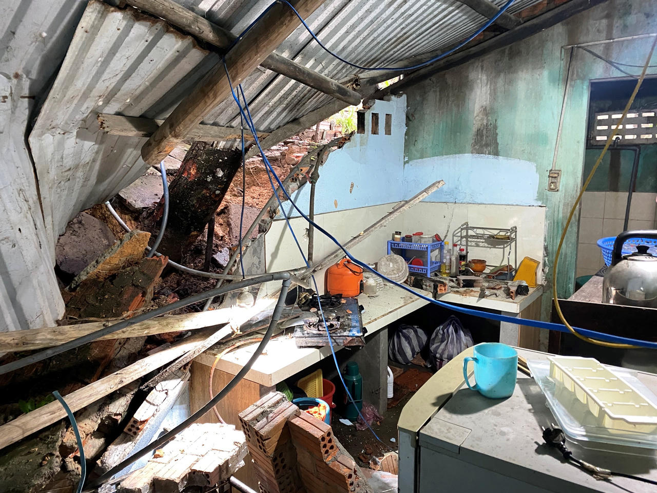 Đất đá tràn xuống do mưa lớn gây sập nhà dân vùng 'rốn lũ' ở Quảng Nam