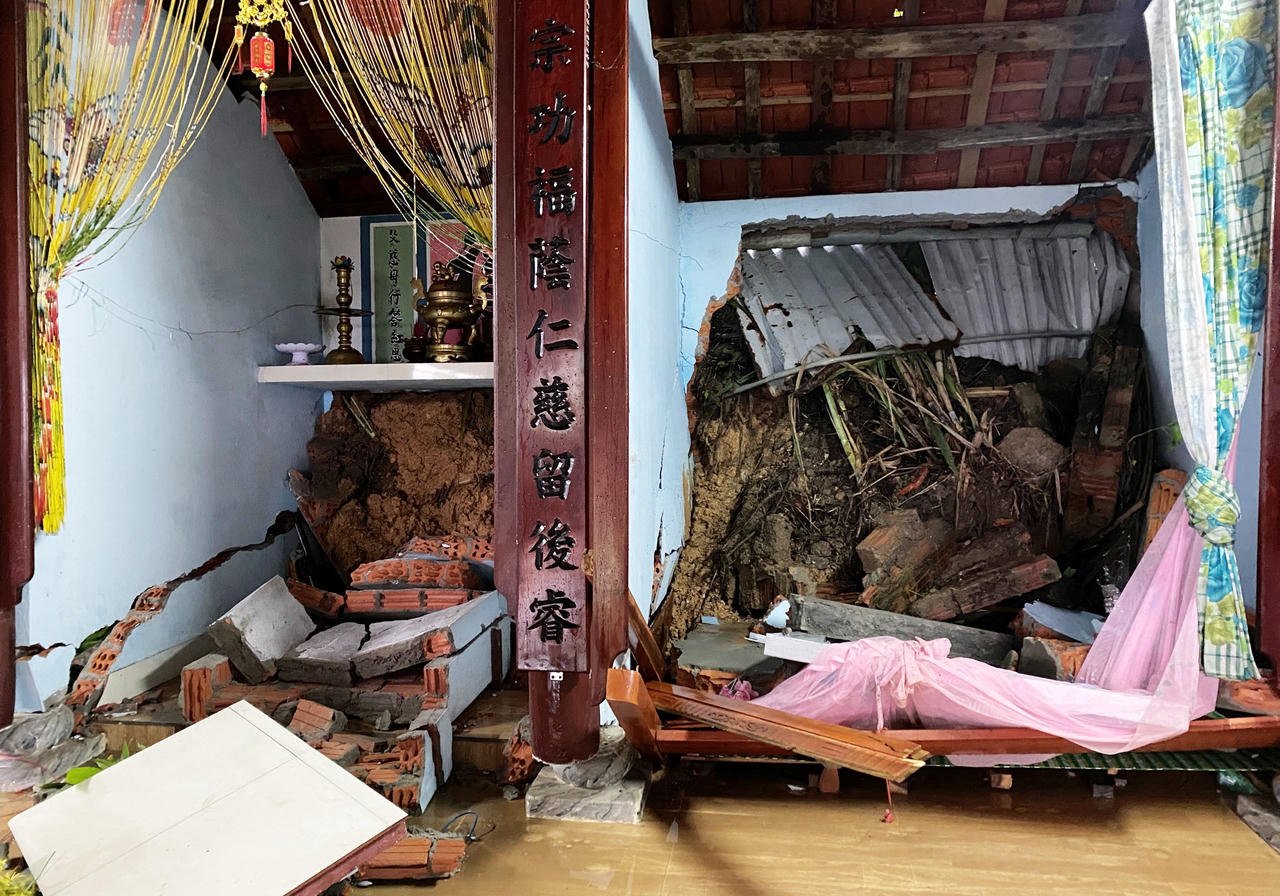 Đất đá tràn xuống do mưa lớn gây sập nhà dân vùng 'rốn lũ' ở Quảng Nam