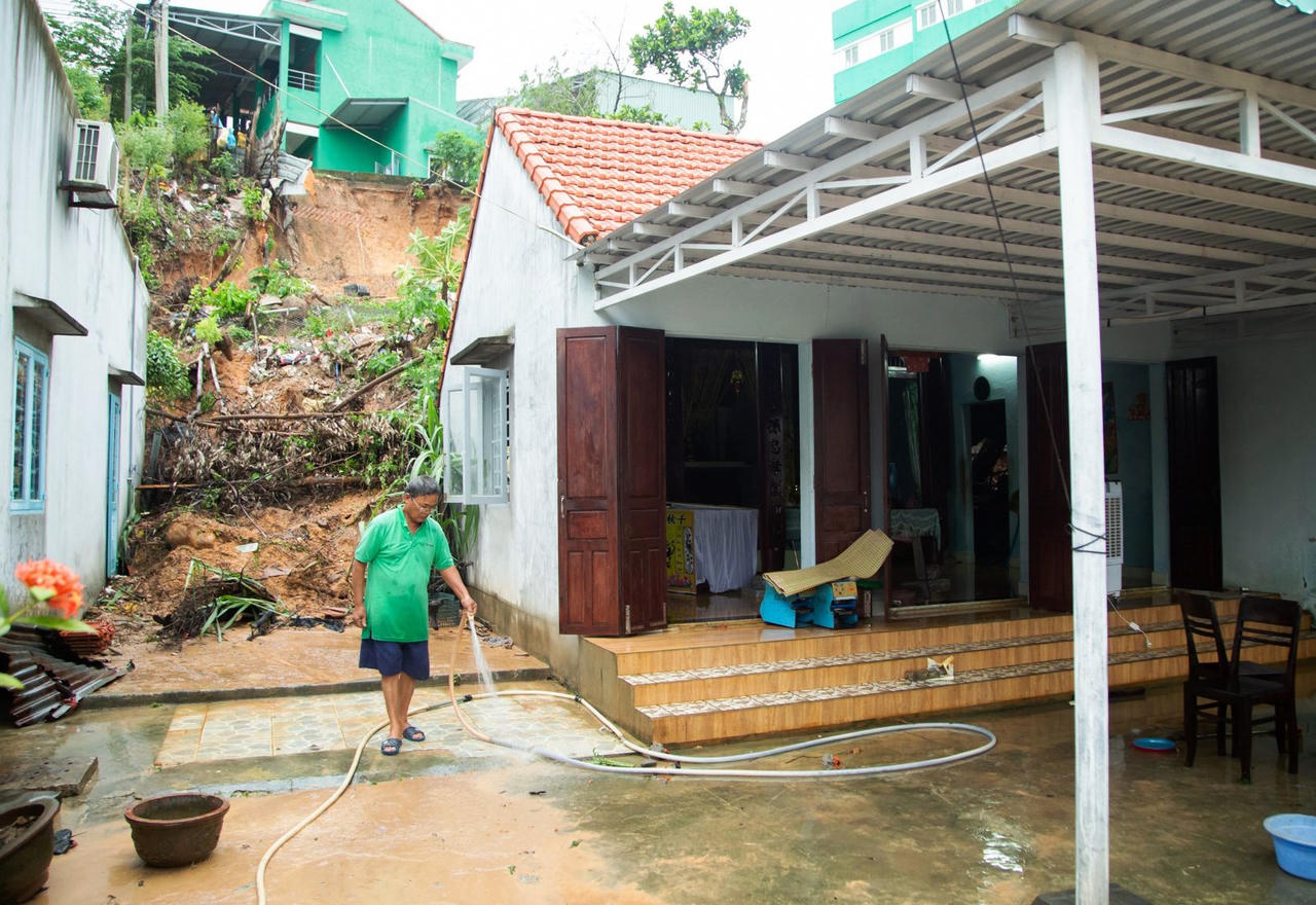 Đất đá tràn xuống do mưa lớn gây sập nhà dân vùng 'rốn lũ' ở Quảng Nam