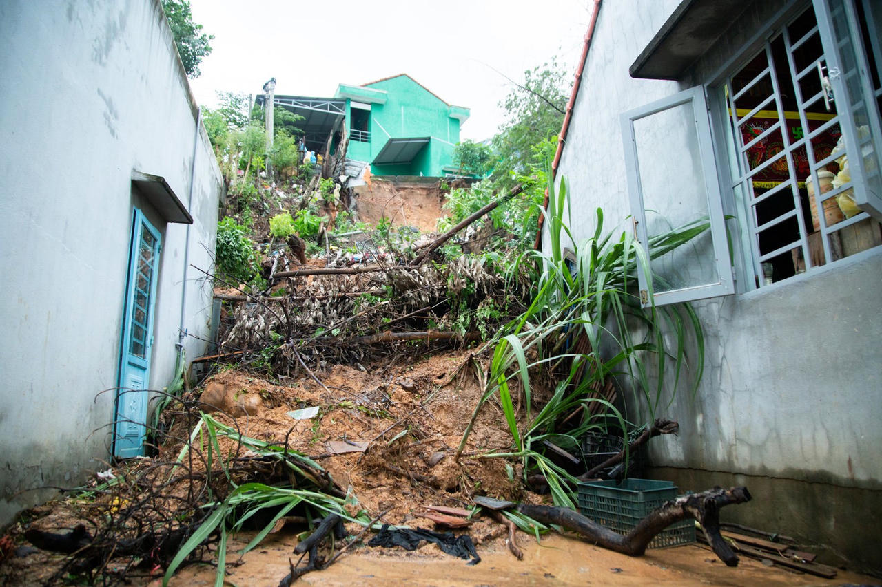 Đất đá tràn xuống do mưa lớn gây sập nhà dân vùng 'rốn lũ' ở Quảng Nam
