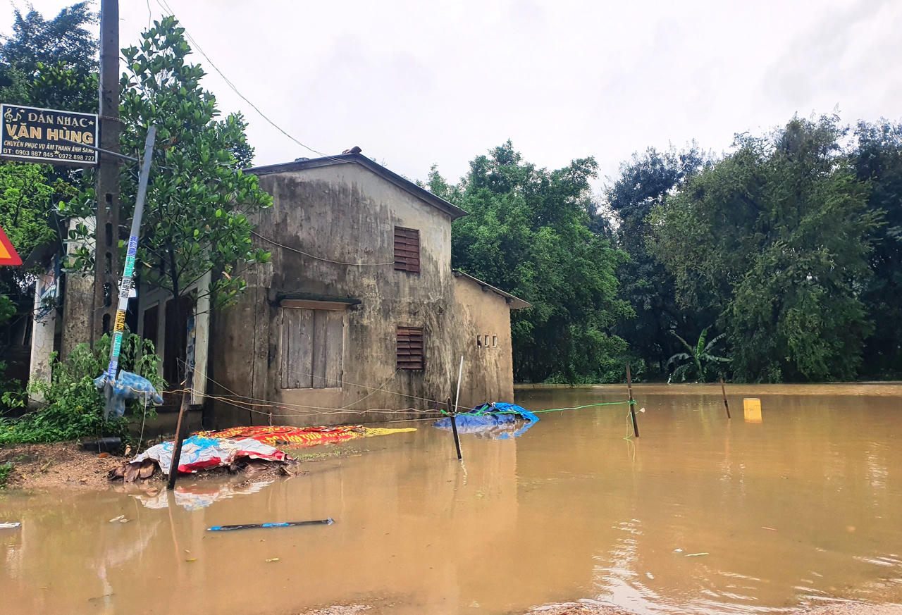 Nước sông dâng cao, người dân Quảng Nam hối hả kê đồ “chạy lũ”