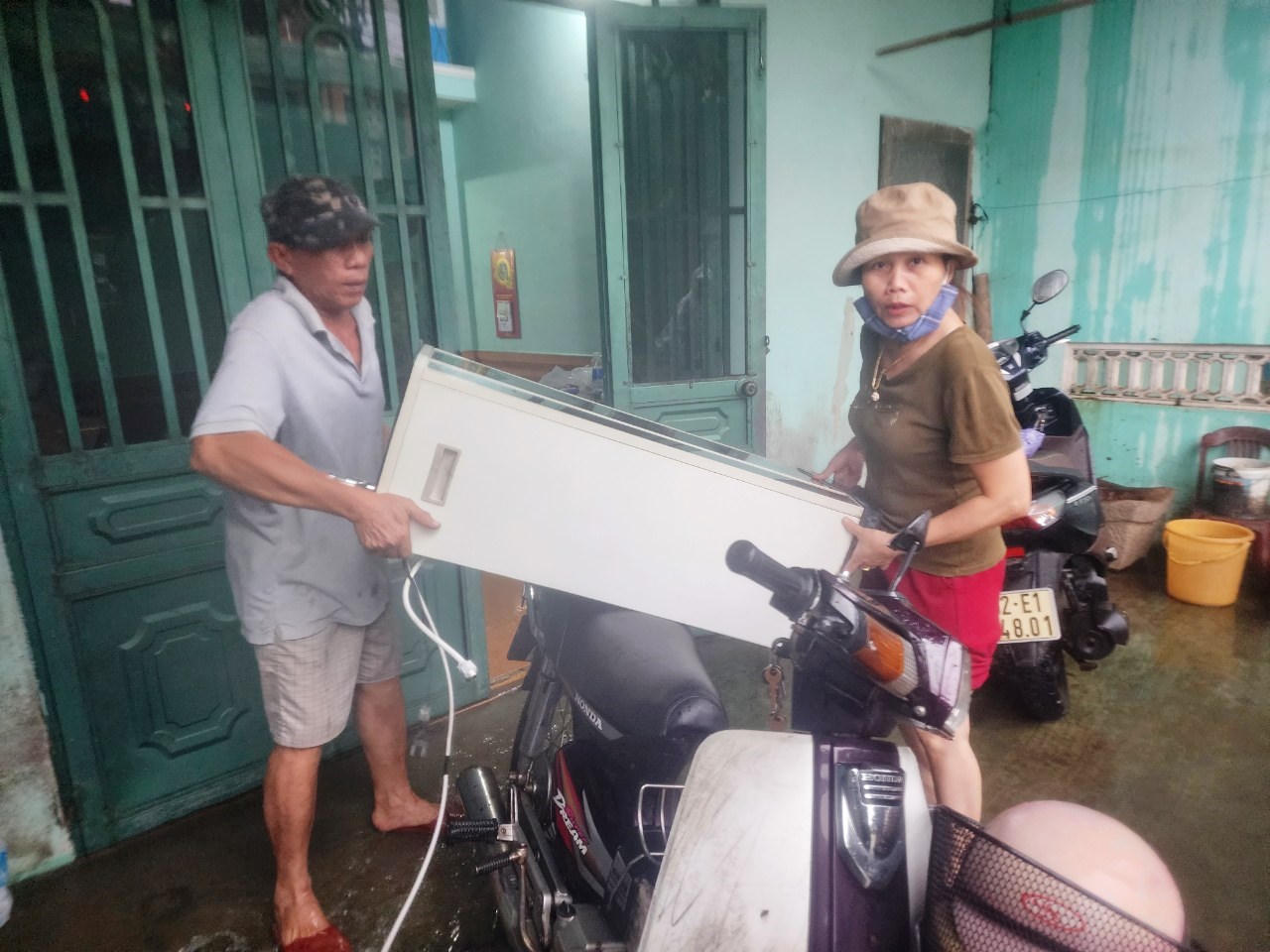 Nước sông dâng cao, người dân Quảng Nam hối hả kê đồ “chạy lũ”