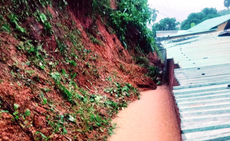 Ngập sâu nhiều đoạn đường, nhà dân và sạt lở do mưa lớn ở các tỉnh Nam Trung bộ