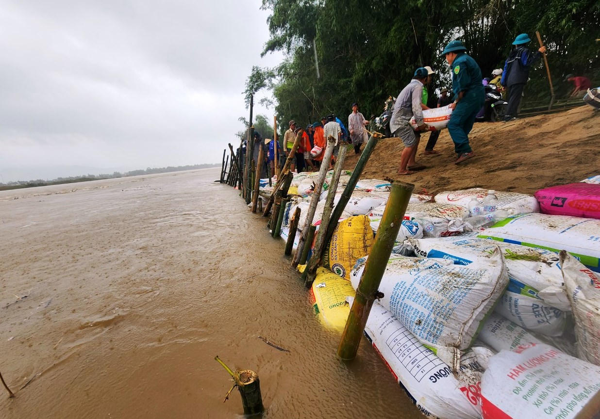 Người dân vùng 'rốn lũ' đội mưa vá bờ sông bị sạt lở