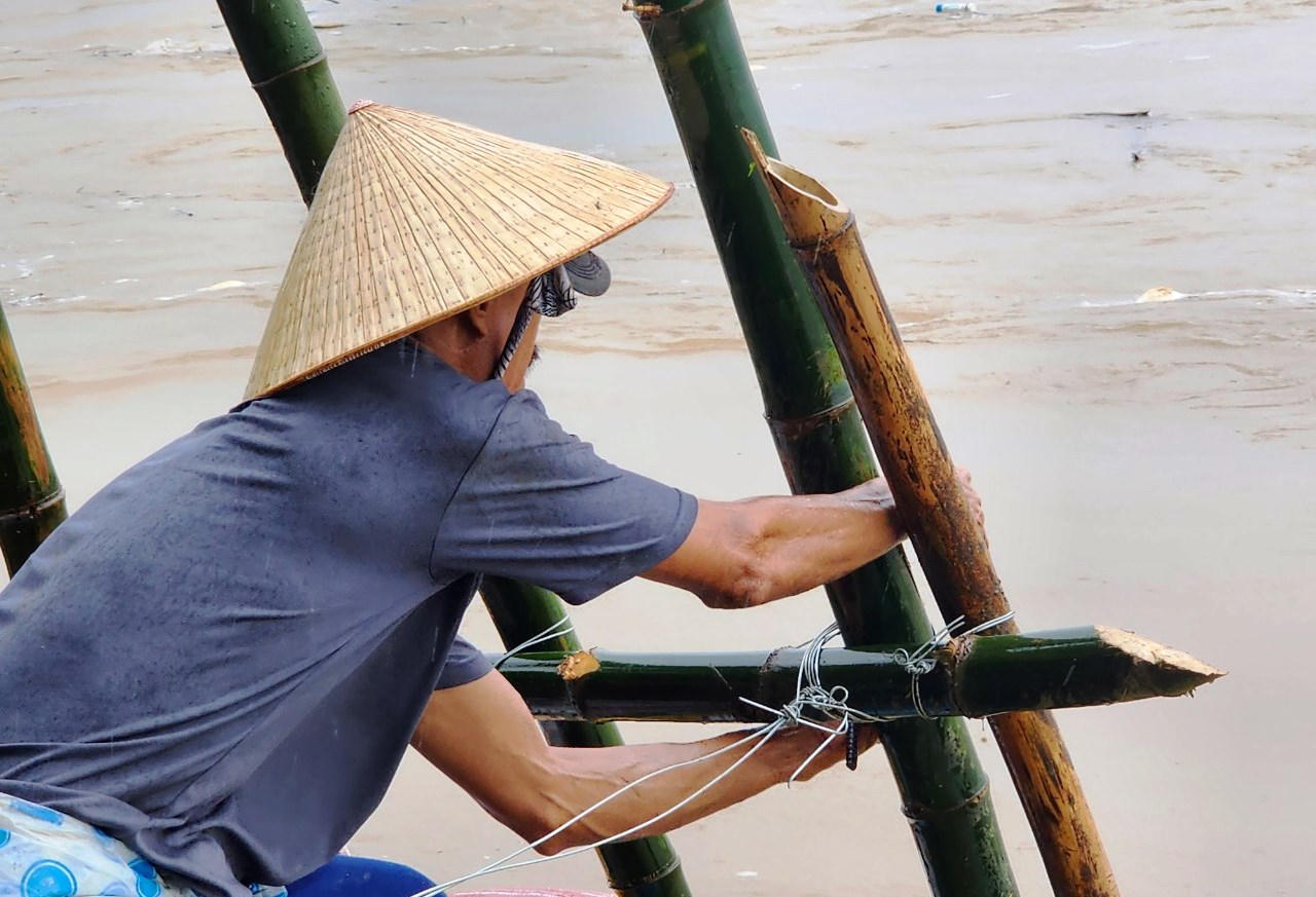 Người dân vùng 'rốn lũ' đội mưa vá bờ sông bị sạt lở