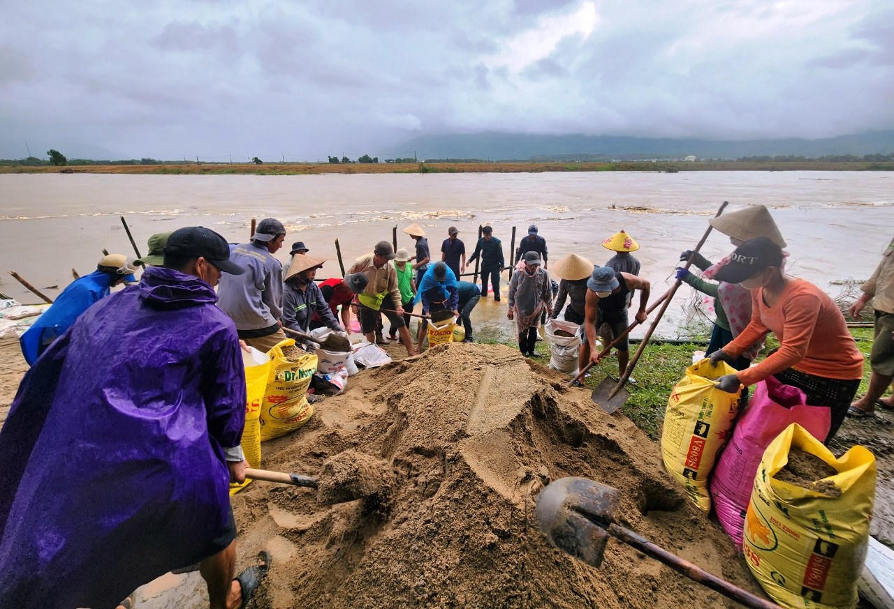 Người dân vùng 'rốn lũ' đội mưa vá bờ sông bị sạt lở