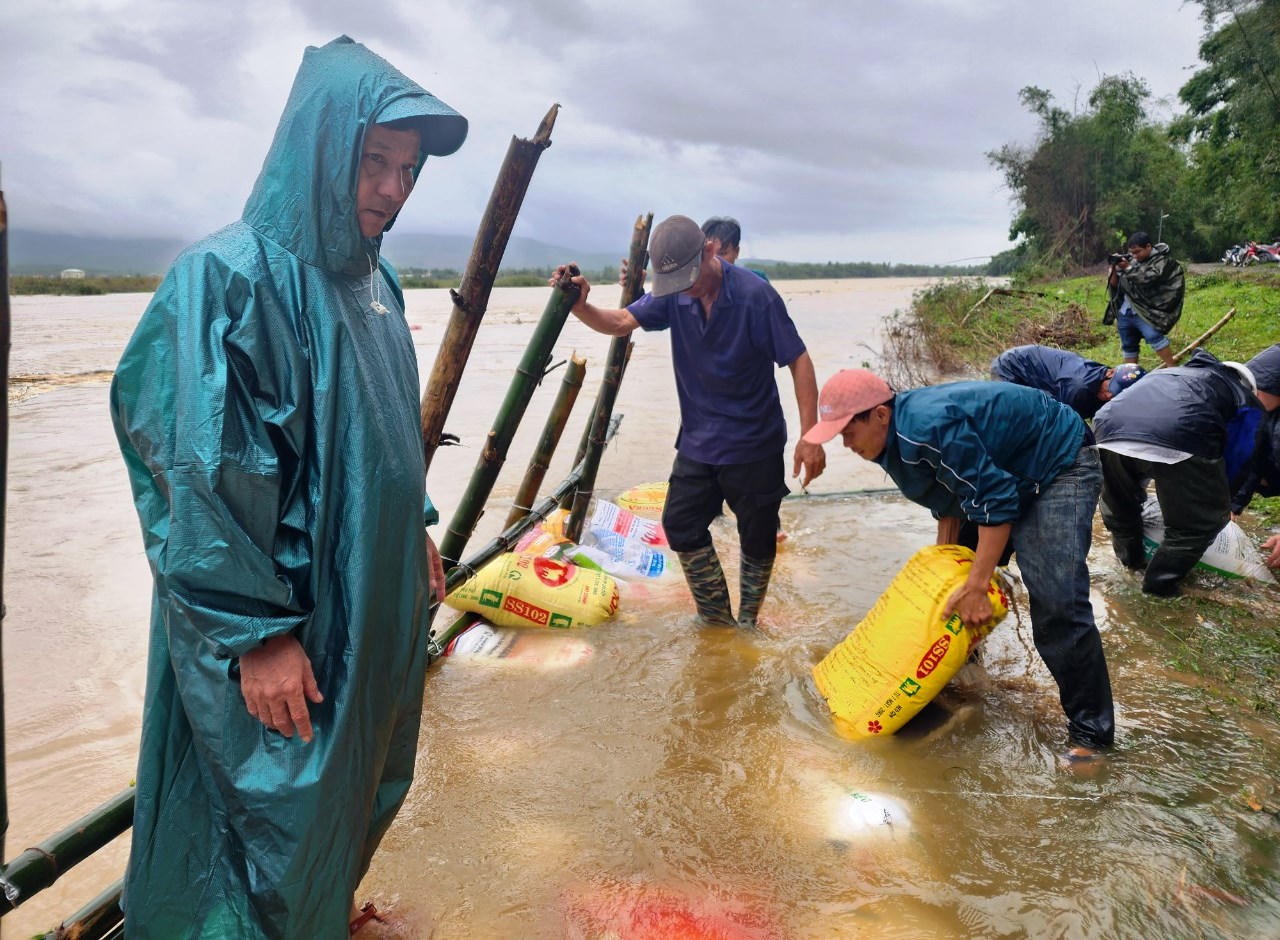 Người dân vùng 'rốn lũ' đội mưa vá bờ sông bị sạt lở