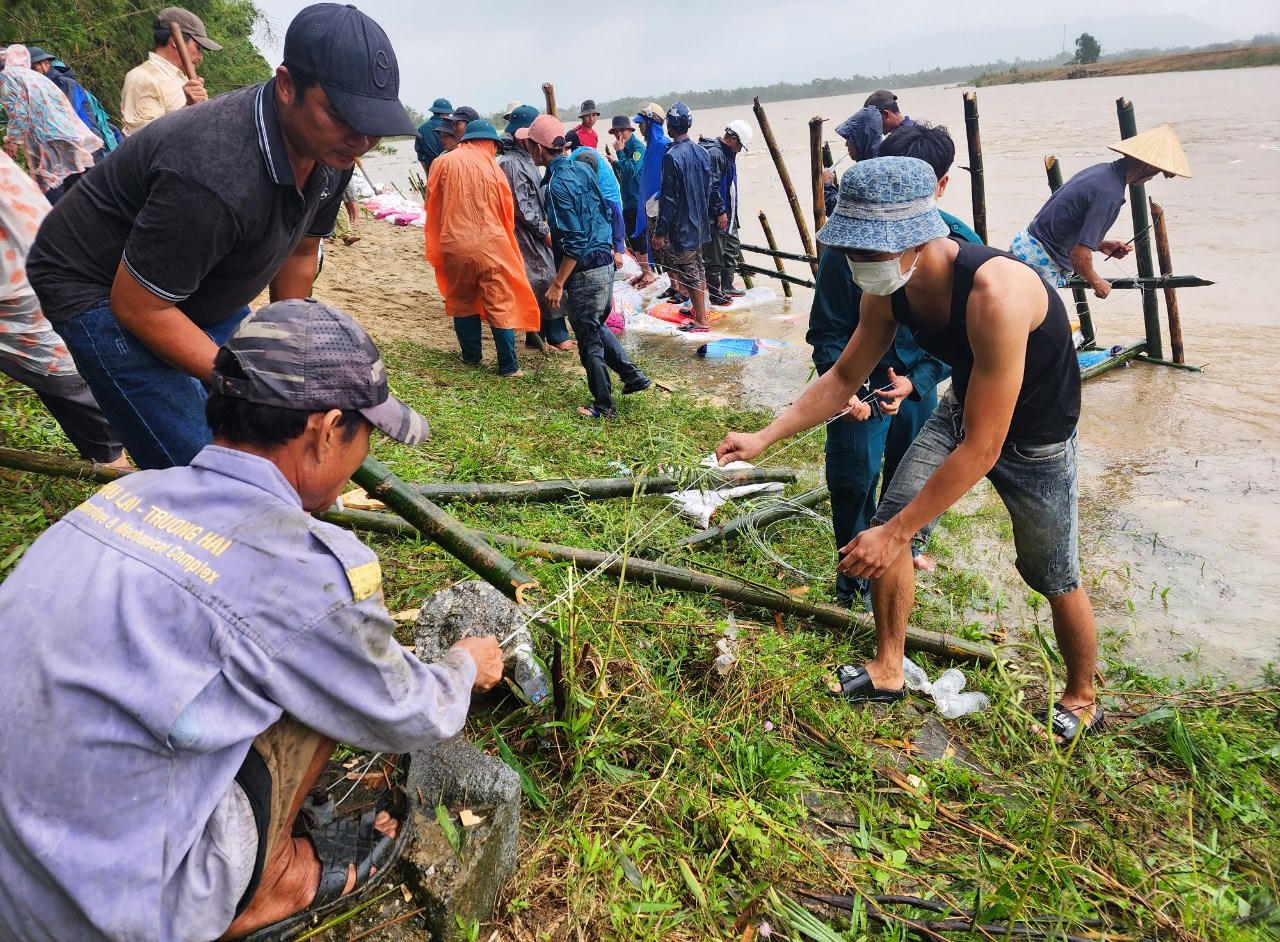 Người dân vùng 'rốn lũ' đội mưa vá bờ sông bị sạt lở