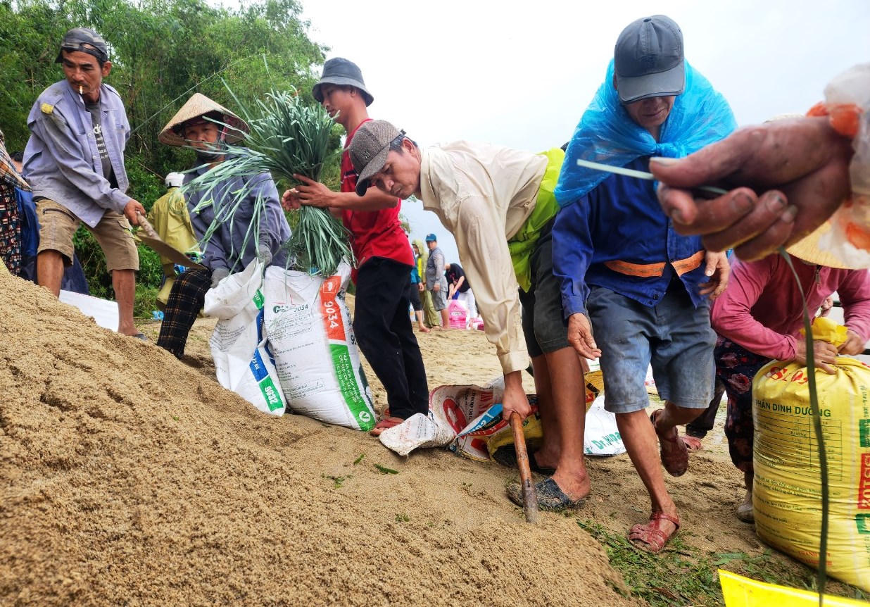 Người dân vùng 'rốn lũ' đội mưa vá bờ sông bị sạt lở
