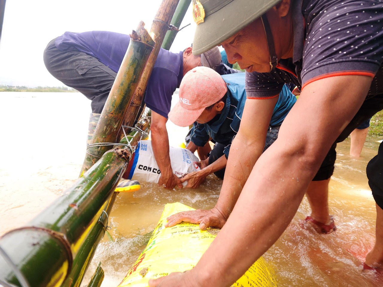 Người dân vùng 'rốn lũ' đội mưa vá bờ sông bị sạt lở