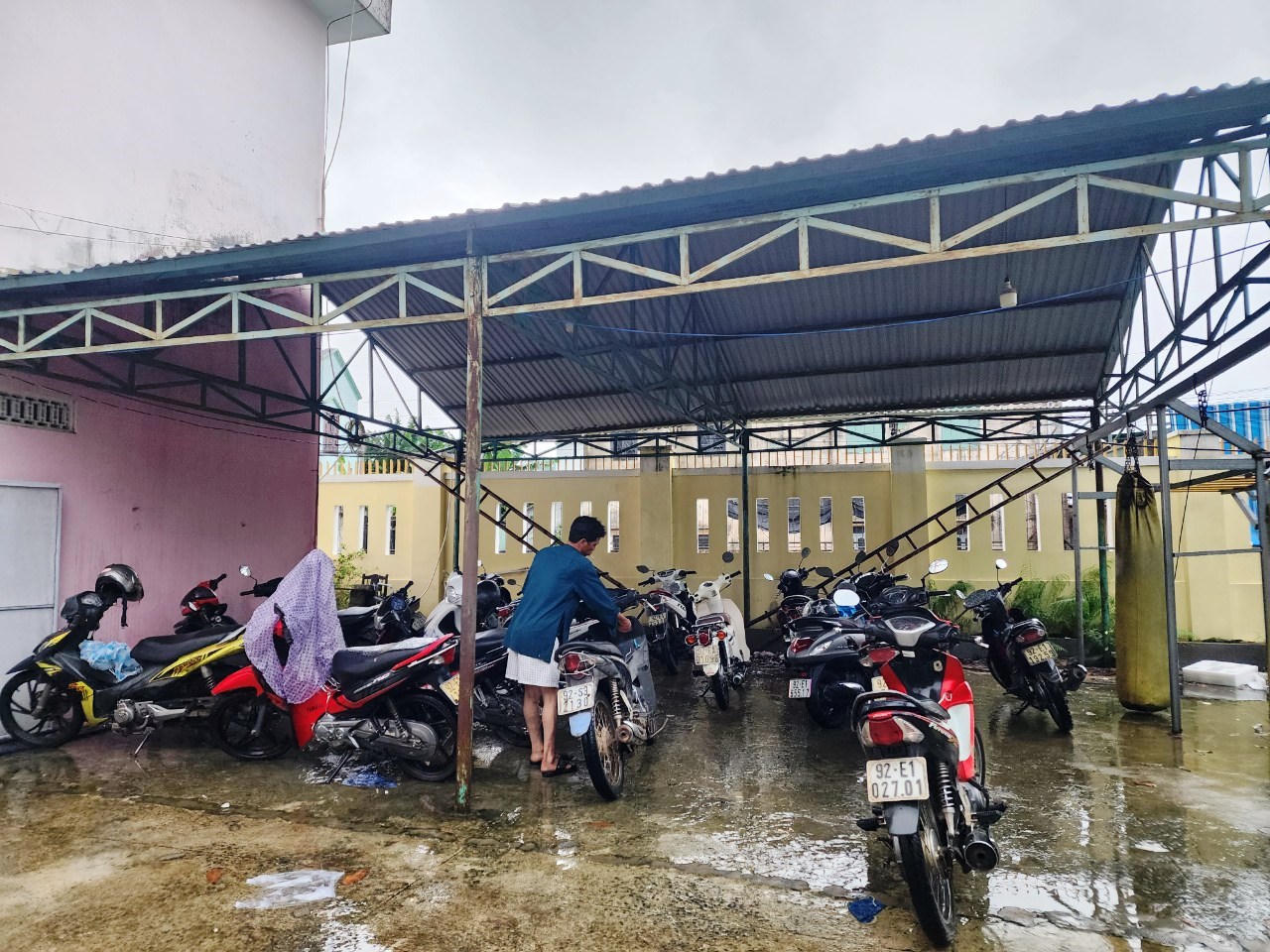 Nước sông dâng cao, người dân Quảng Nam hối hả kê đồ “chạy lũ”