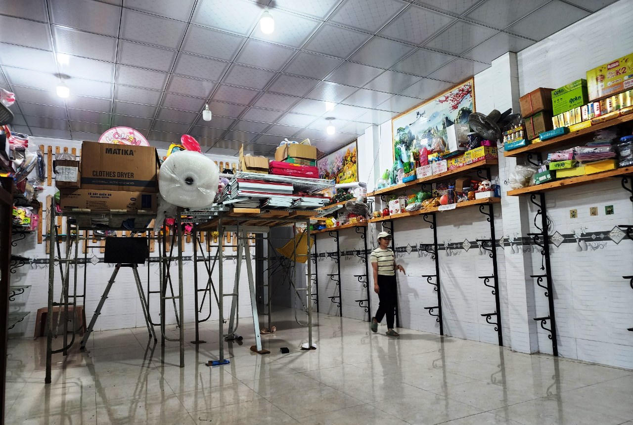 Nước sông dâng cao, người dân Quảng Nam hối hả kê đồ “chạy lũ”