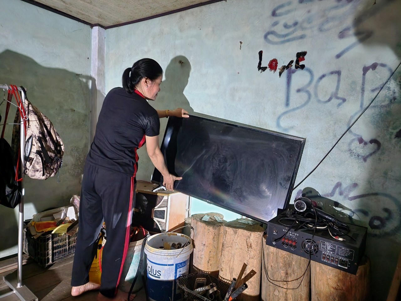 Nước sông dâng cao, người dân Quảng Nam hối hả kê đồ “chạy lũ”