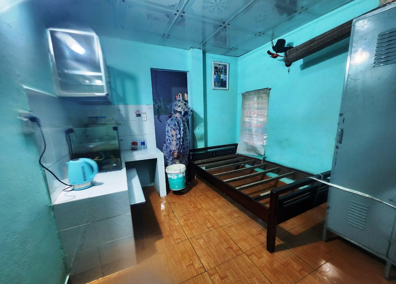 Nước sông dâng cao, người dân Quảng Nam hối hả kê đồ “chạy lũ”