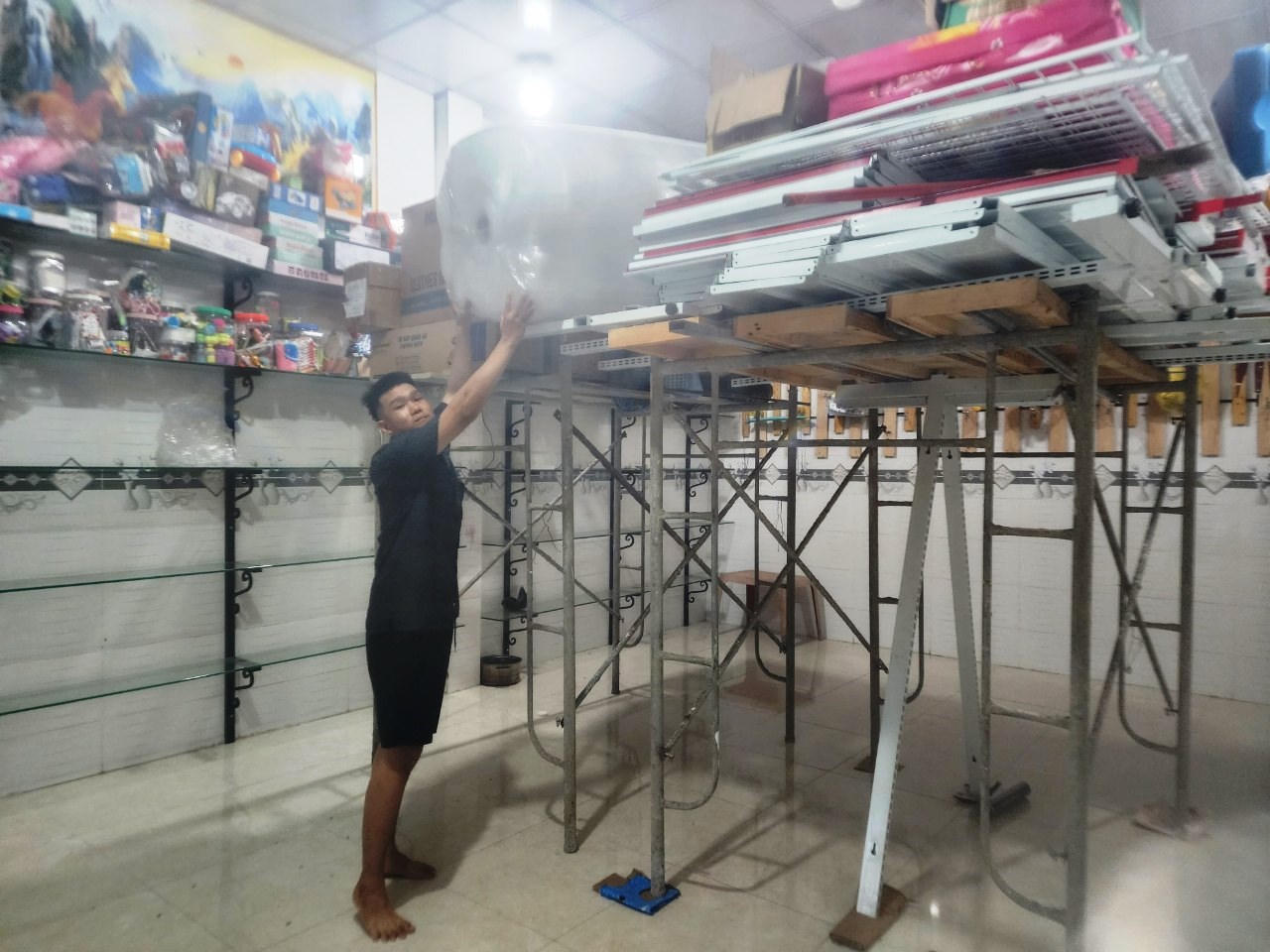 Nước sông dâng cao, người dân Quảng Nam hối hả kê đồ “chạy lũ”