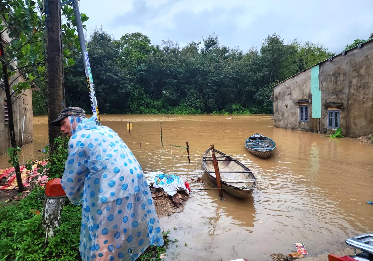 Nước sông dâng cao, người dân Quảng Nam hối hả kê đồ “chạy lũ”