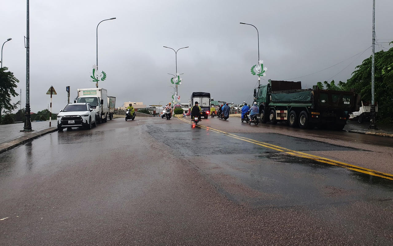 Nước sông dâng cao, người dân Quảng Nam hối hả kê đồ “chạy lũ”