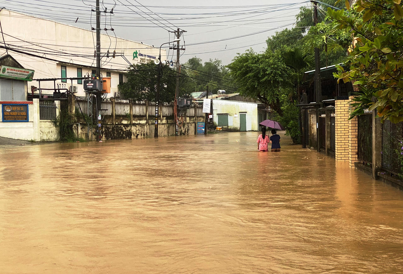 Nước sông dâng cao, người dân Quảng Nam hối hả kê đồ “chạy lũ”