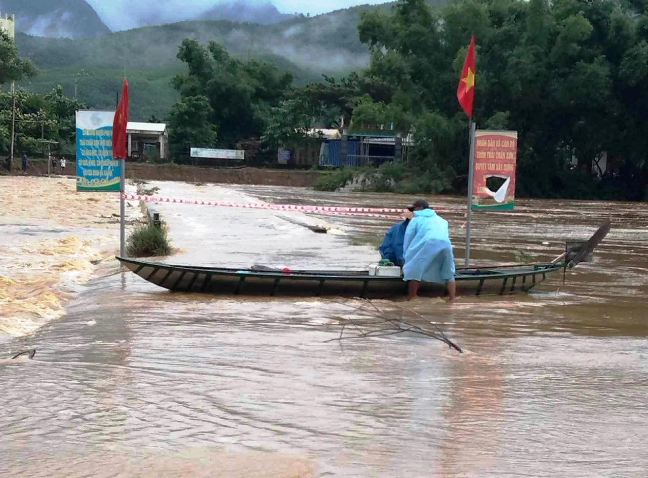 Nước sông dâng cao, người dân Quảng Nam hối hả kê đồ “chạy lũ”