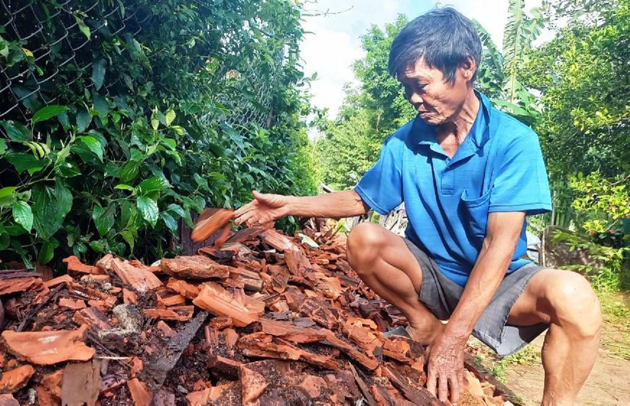 Mưa lốc làm tốc mái, sụp nhà dân ở Quảng Ngãi