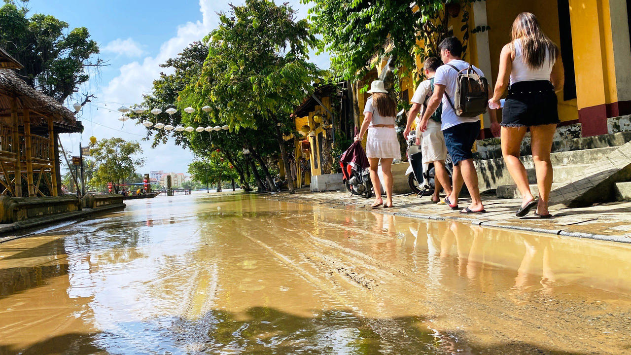 Người dân xứ Quảng tất bật dọn dẹp nhà cửa, hàng quán sau cơn lũ