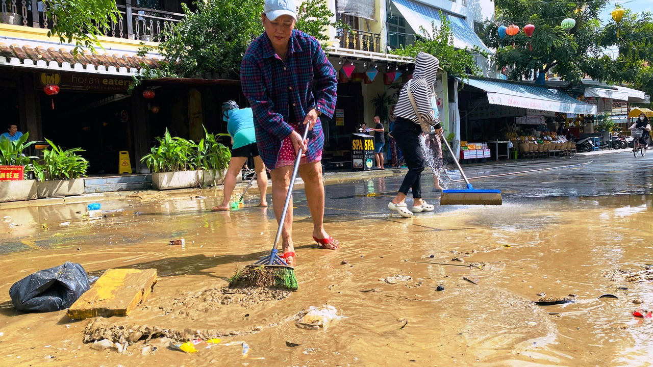 Người dân xứ Quảng tất bật dọn dẹp nhà cửa, hàng quán sau cơn lũ