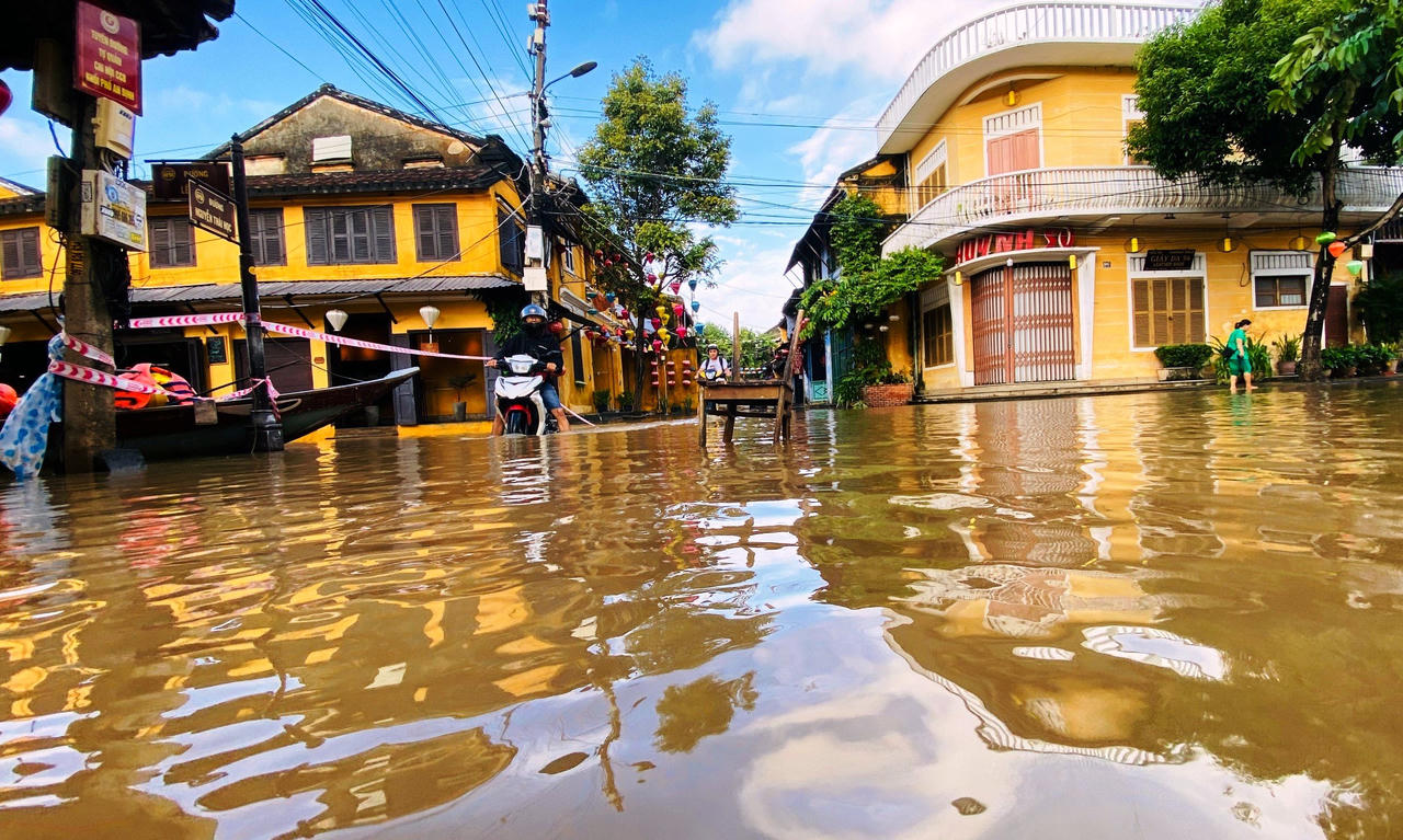 Phố cổ Hội An ngập trong nước lũ