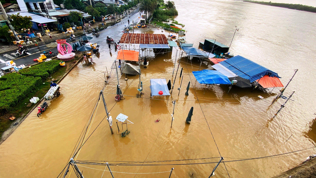 Phố cổ Hội An ngập trong nước lũ