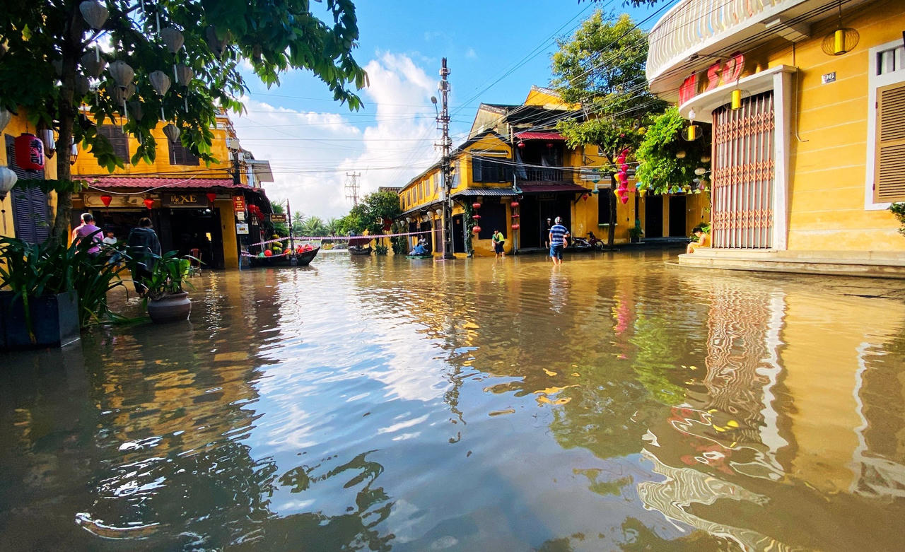 Phố cổ Hội An ngập trong nước lũ