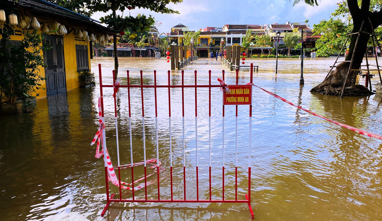 Phố cổ Hội An ngập trong nước lũ