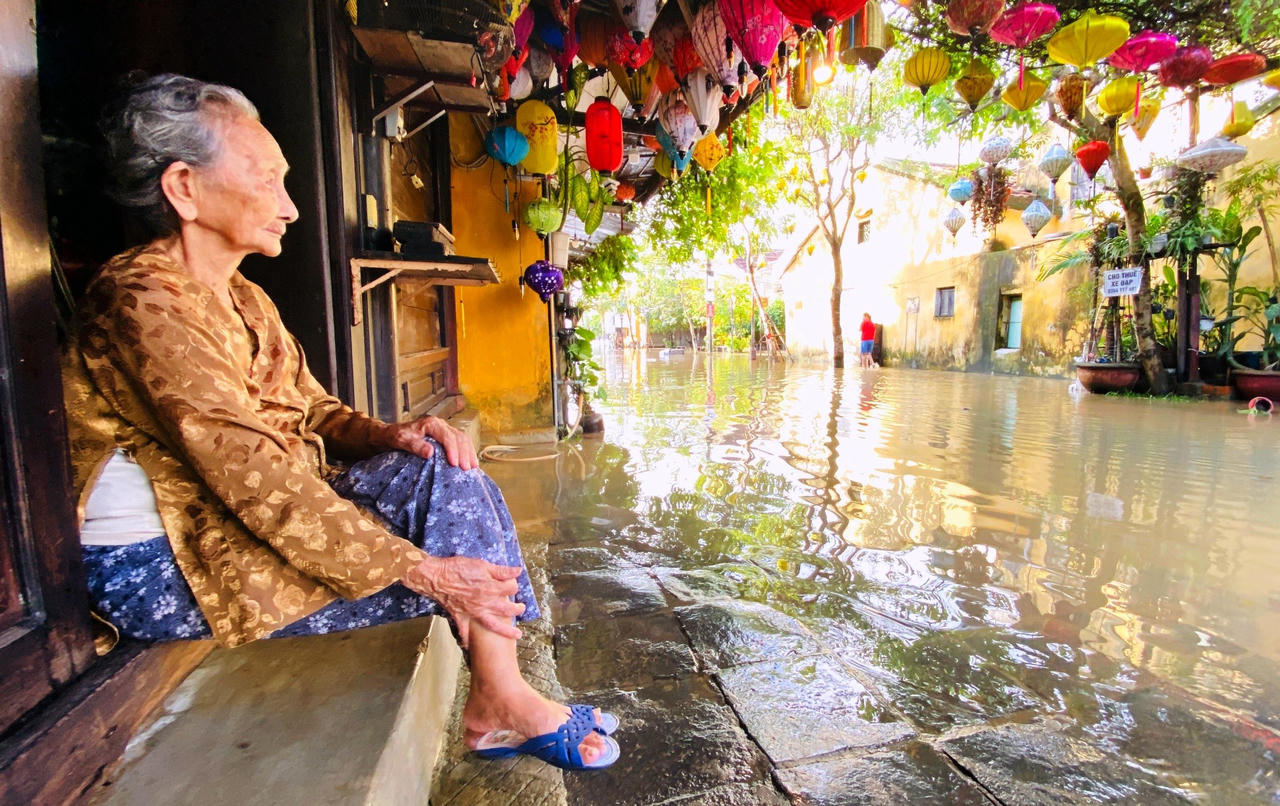Phố cổ Hội An ngập trong nước lũ