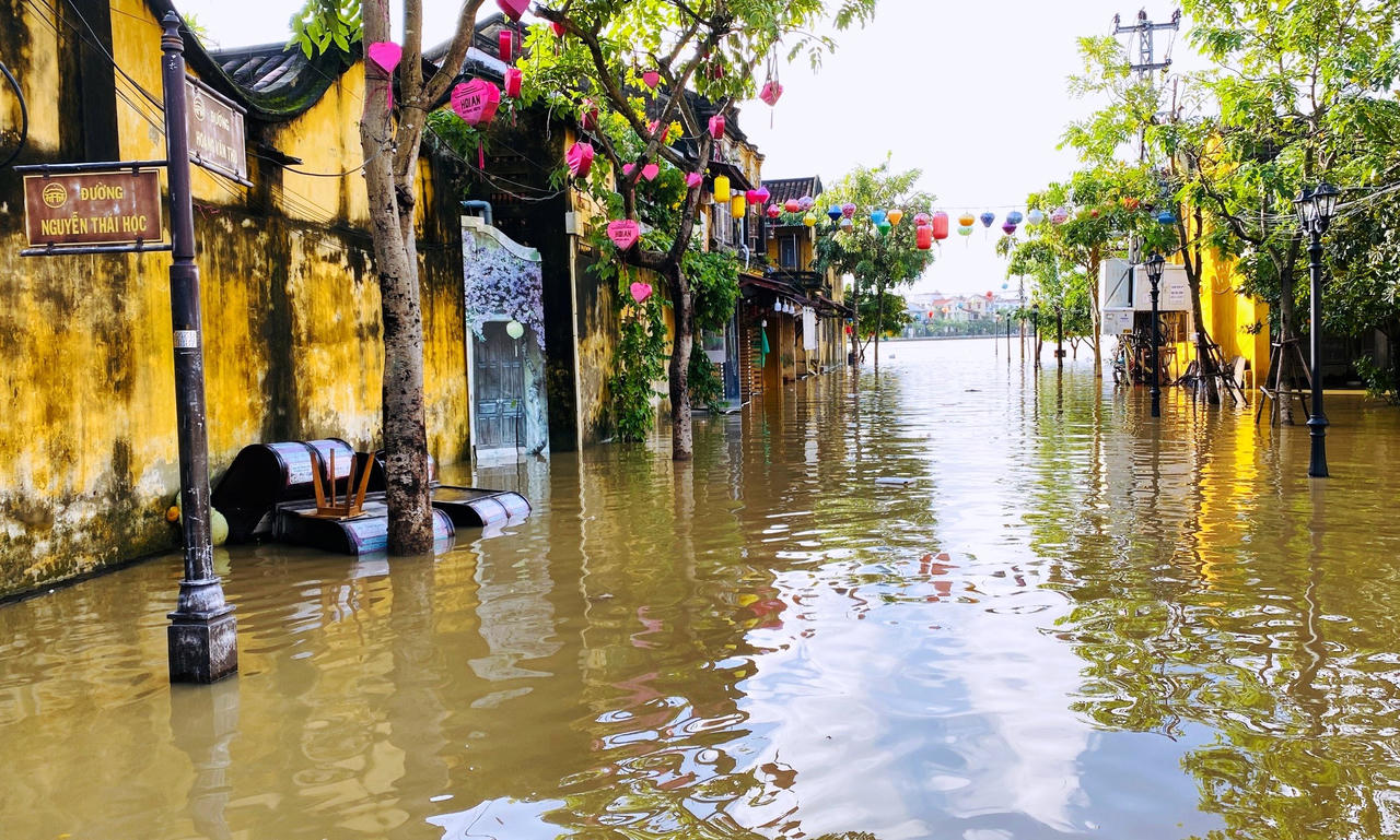 Phố cổ Hội An ngập trong nước lũ