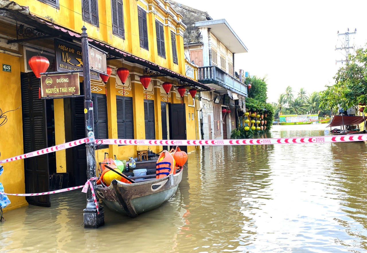 Phố cổ Hội An ngập trong nước lũ
