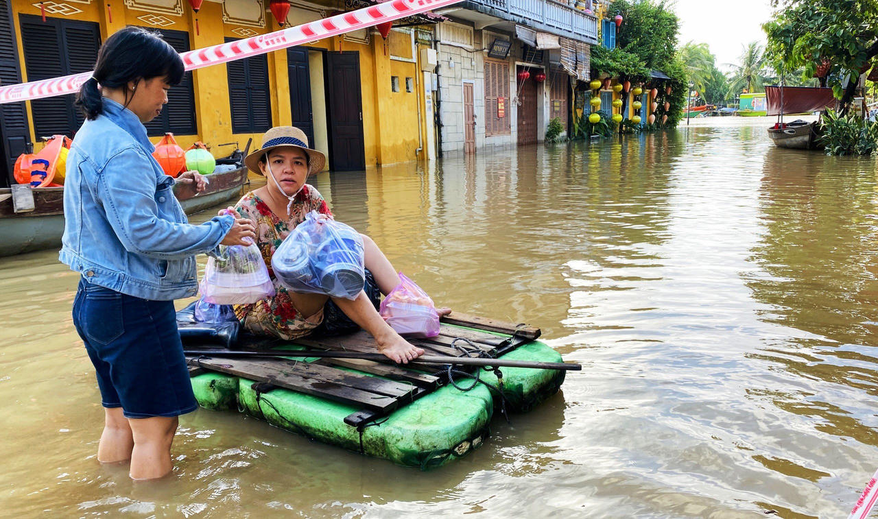Phố cổ Hội An ngập trong nước lũ