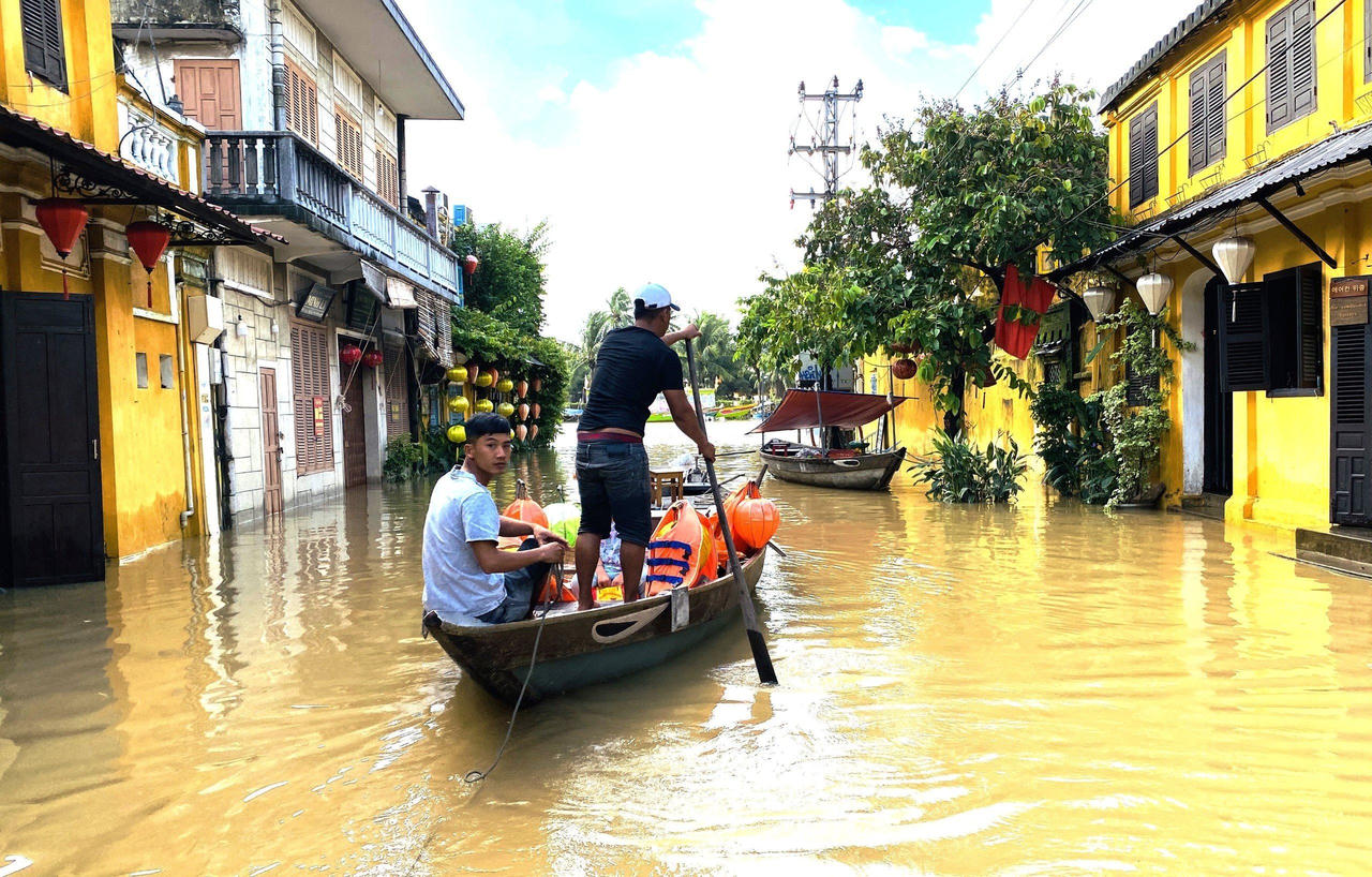 Phố cổ Hội An ngập trong nước lũ