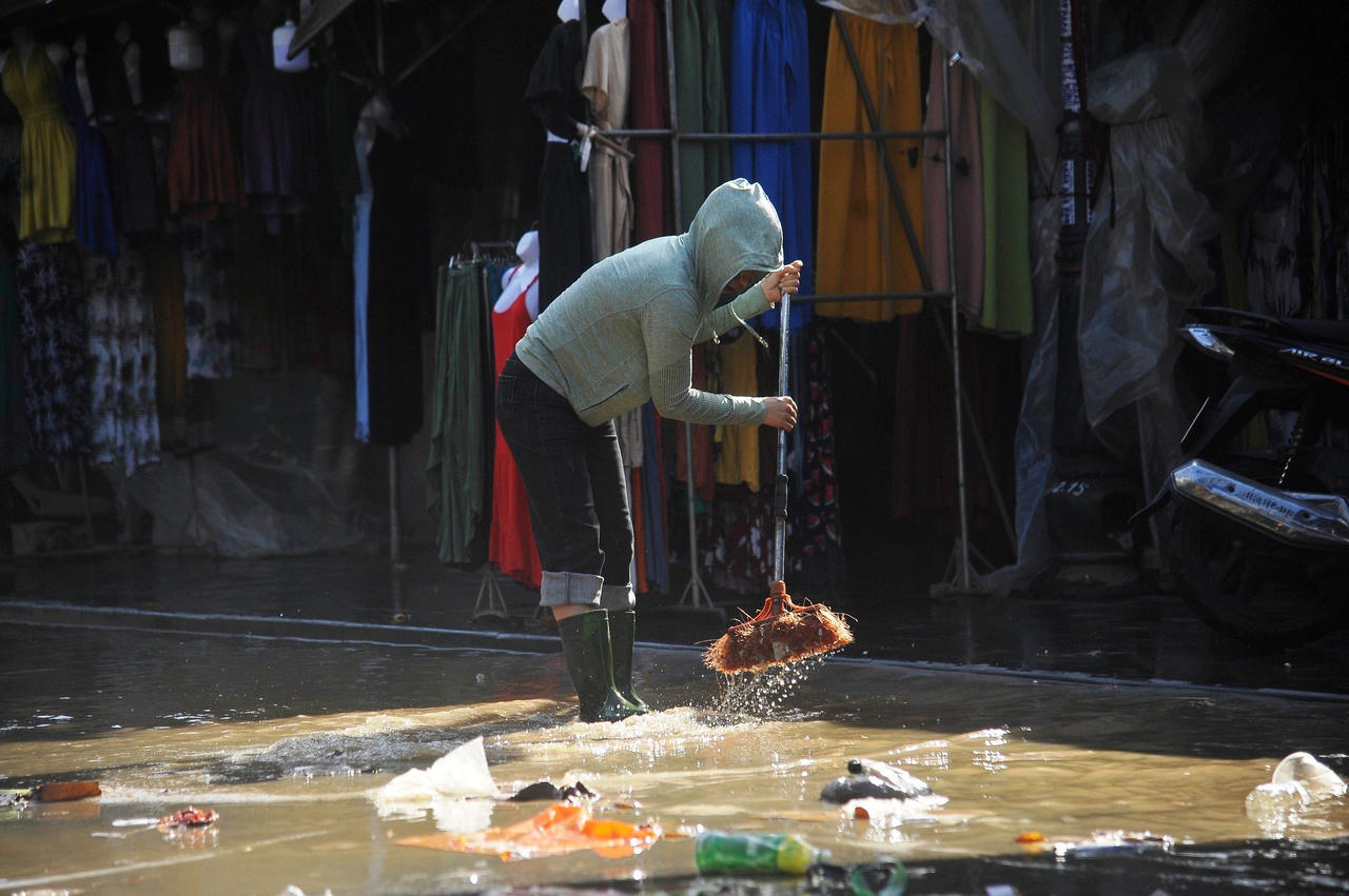 Người dân xứ Quảng tất bật dọn dẹp nhà cửa, hàng quán sau cơn lũ