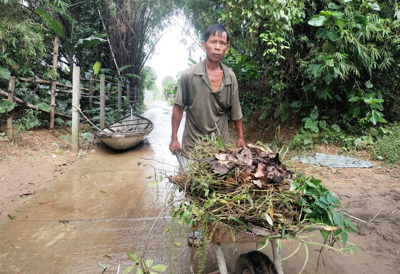 Người dân xứ Quảng tất bật dọn dẹp nhà cửa, hàng quán sau cơn lũ